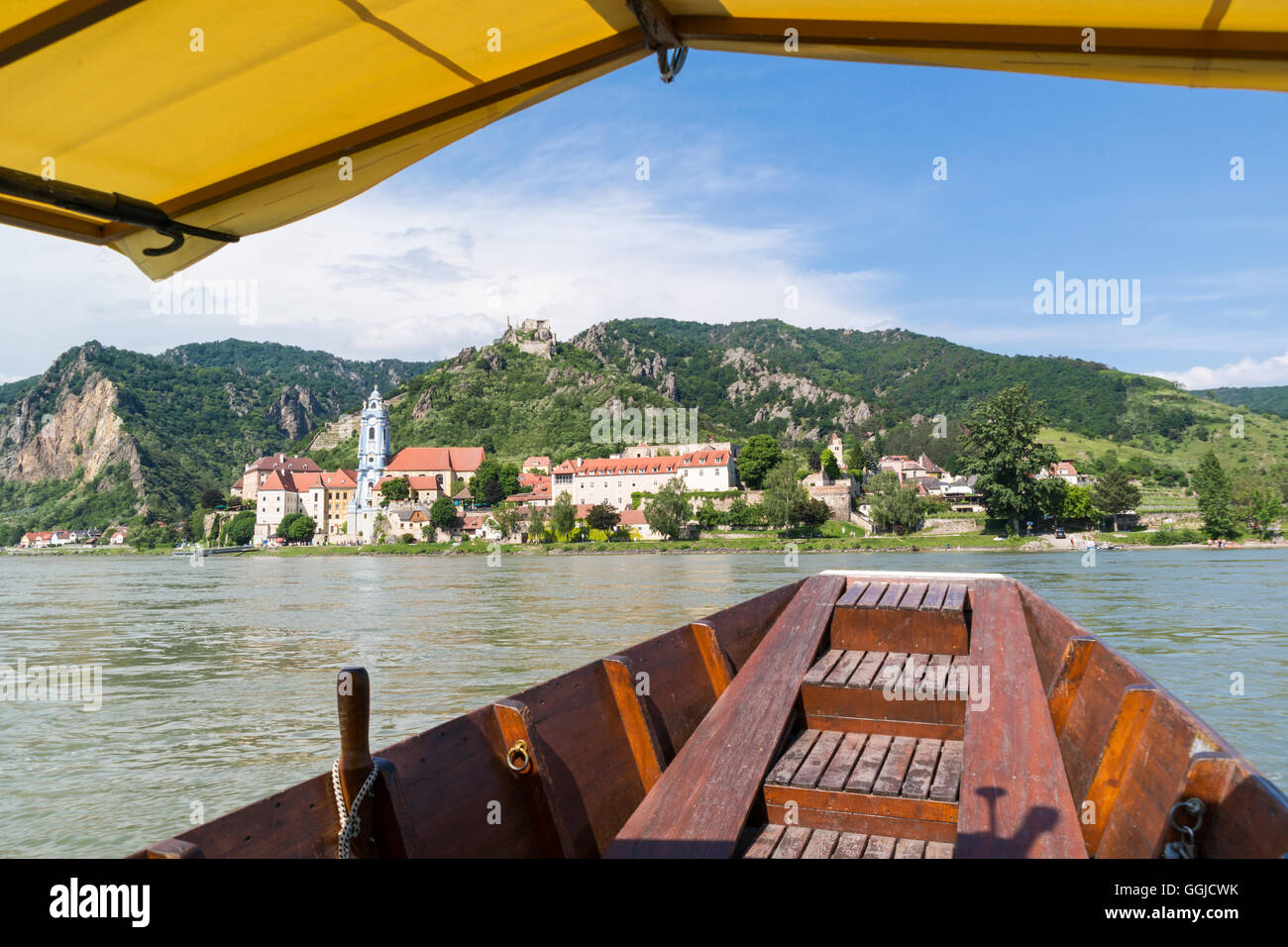 Ansicht der Stadt von Dürnstein mit Abtei und die alte Burg von Fähre auf Donau, Wachau-Tal, Niederösterreich Stockfoto