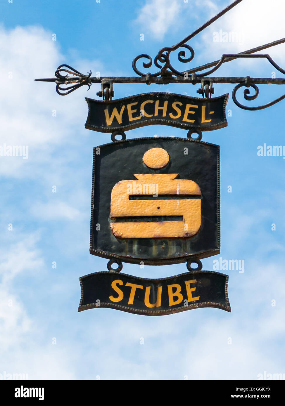 Altes Schild mit Logo der Bank für Wechselstube in der Main Street von Dürnstein Stadt im Tal Wachau, Niederösterreich Stockfoto