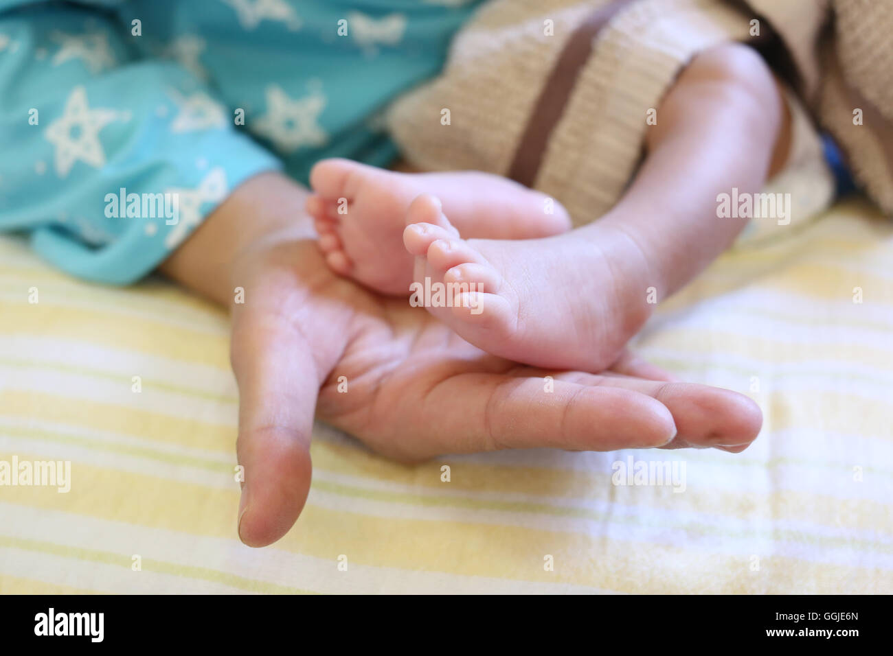 Baby Füße in Mom hand aufs Alter ungefähr einen Monat. Stockfoto