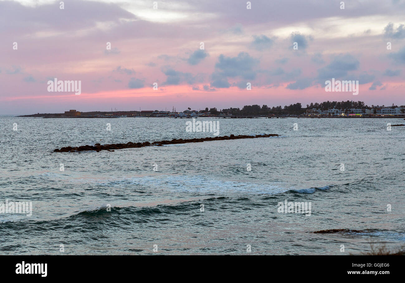 Dramatischen Mittelmeer Sonnenuntergang in Paphos, Zypern. Stockfoto