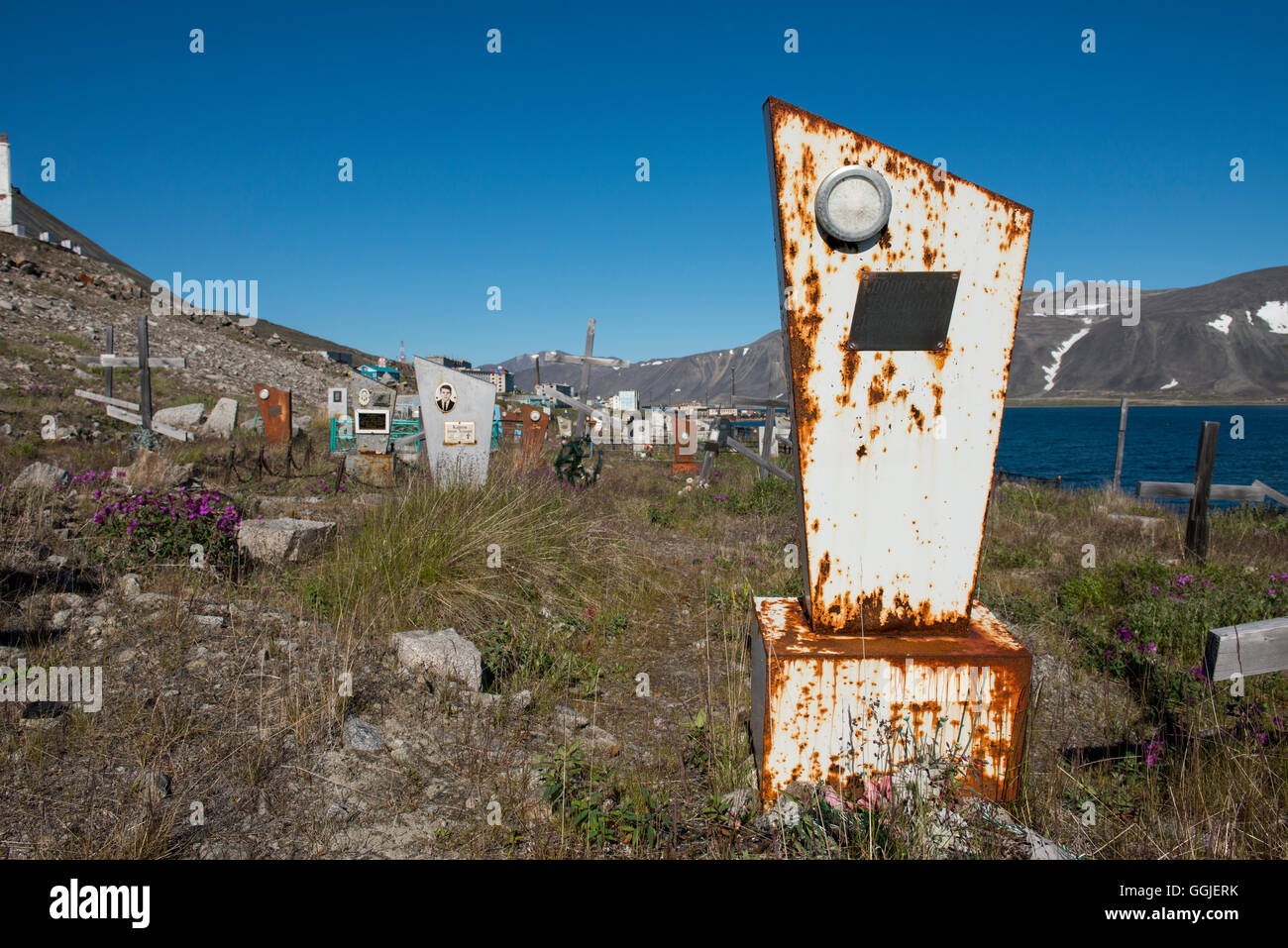 Russland, Komsomolskaja Bay Chukotka autonomes Okrug. Hafen von Provideniya, über die Beringstraße von Alaska, Friedhof. Stockfoto