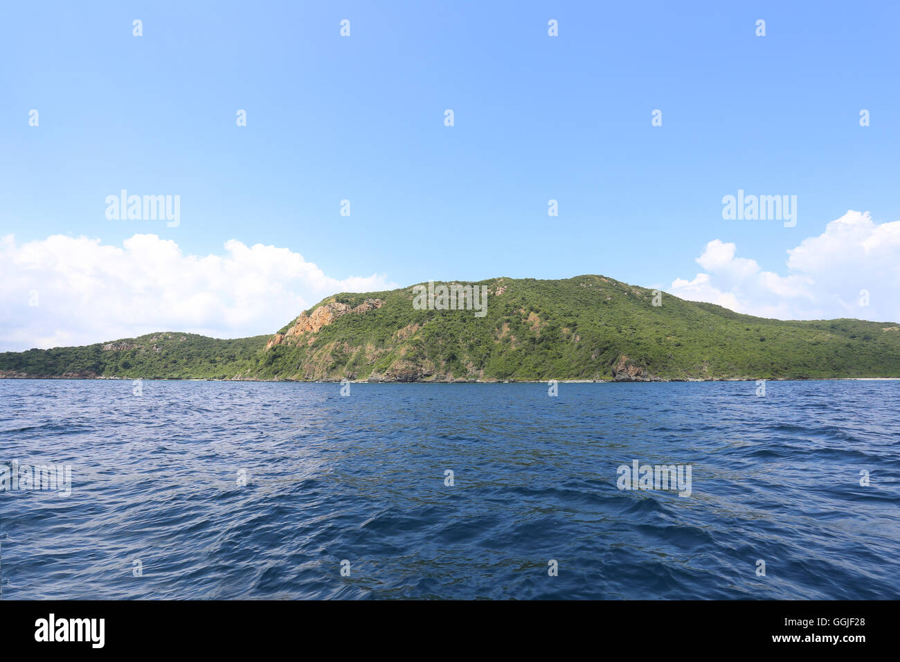 Insel und blauer Himmel an einem schönen Wetter touristische Attraktionen in Thailand. Stockfoto