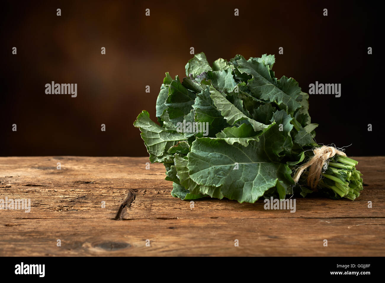 frische grüne Blattgemüse auf einem hölzernen Küchenbank. Stockfoto
