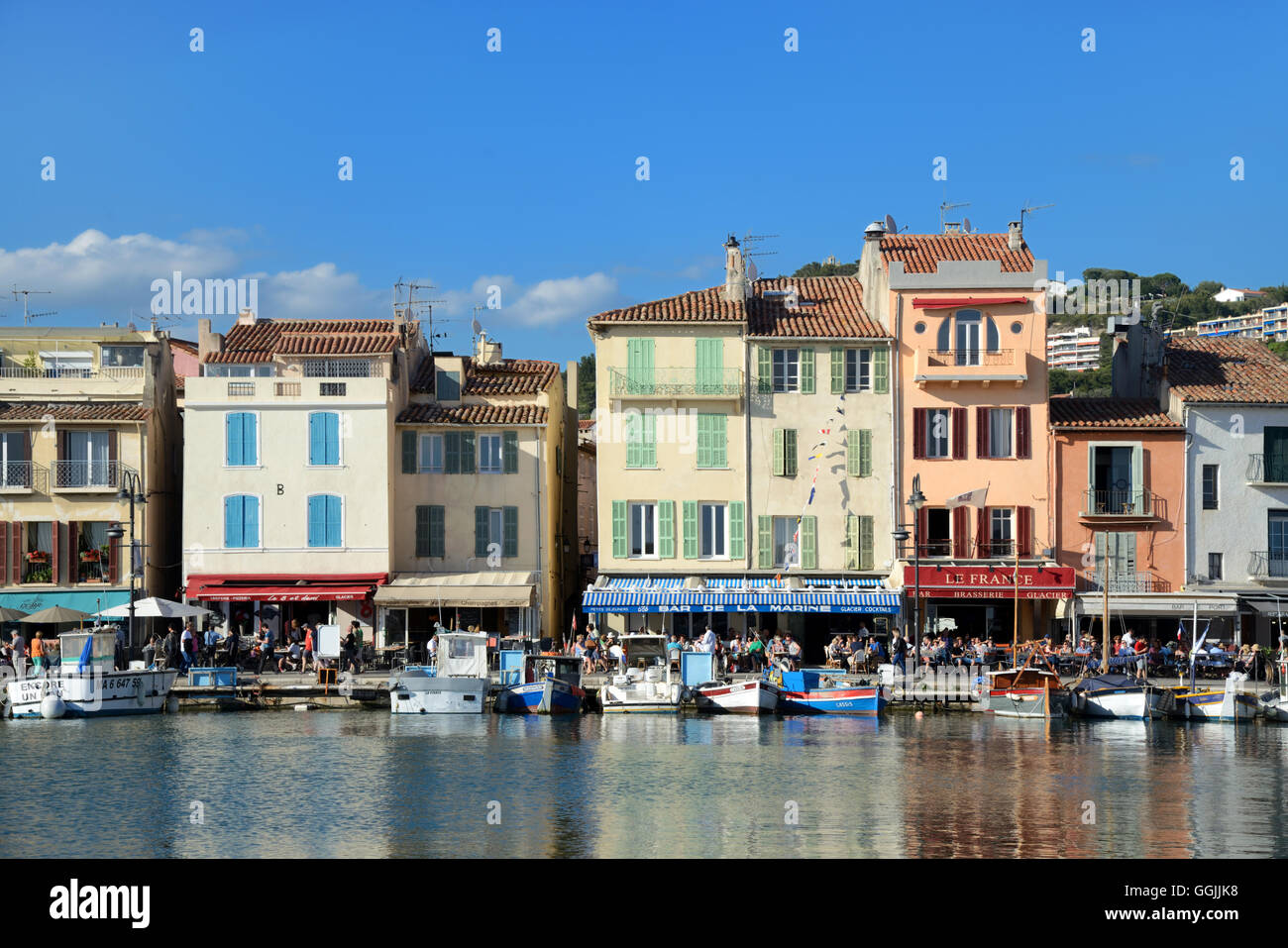 Kai oder Restaurants am Wasser entlang den alten Hafen Hafen oder Hafen Cassis Provence Frankreich Stockfoto