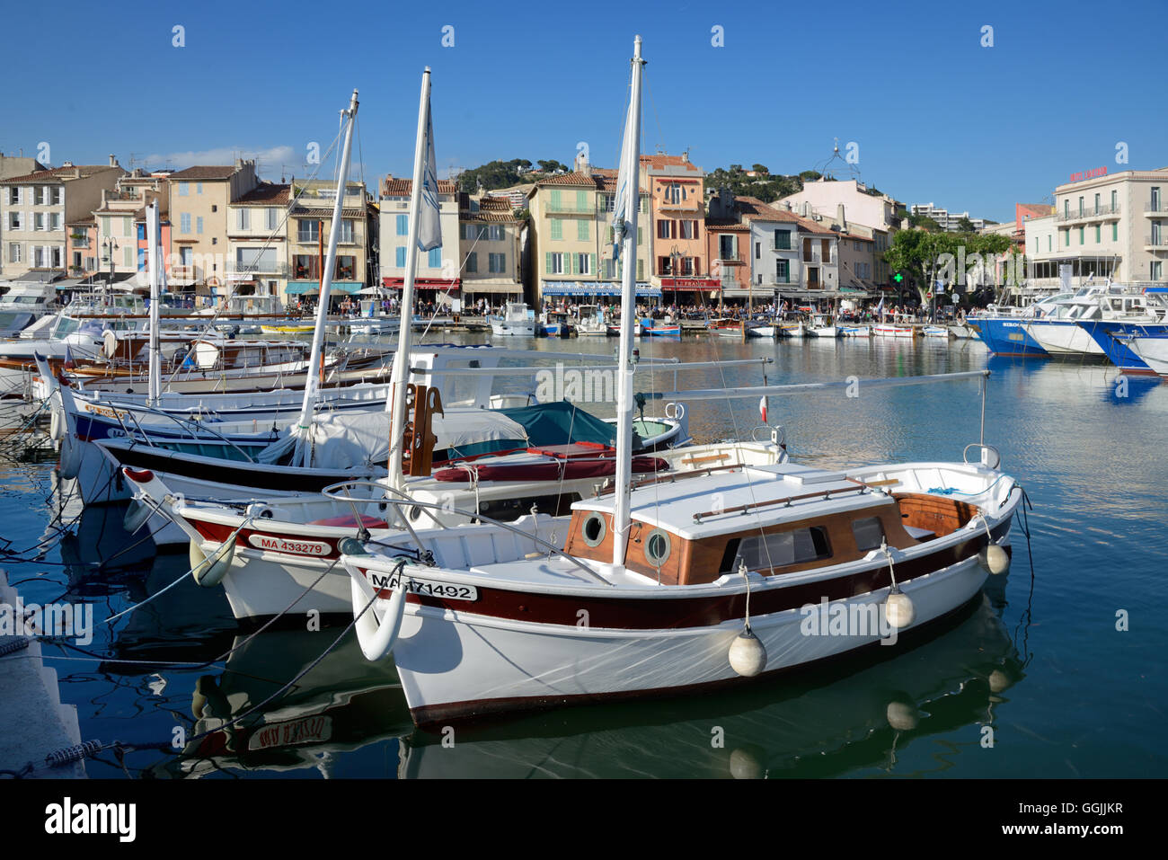 Hölzerne Fischerboote im alten Hafen Hafen oder Hafen Cassis Provence Frankreich Stockfoto