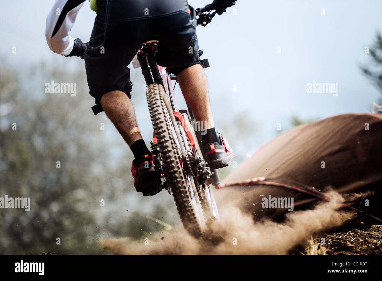 Nahaufnahme des Hinterrads Bike extreme Racer auf dem richtigen Weg bergab, Staub von Rädern Stockfoto