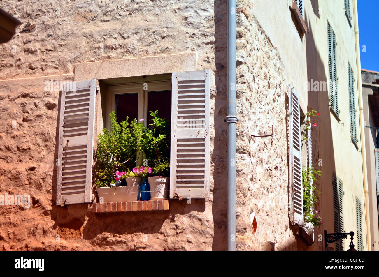 Fenster eines mittelalterlichen Hauses dekoriert mit Pflanzen in Frankreich Stockfoto