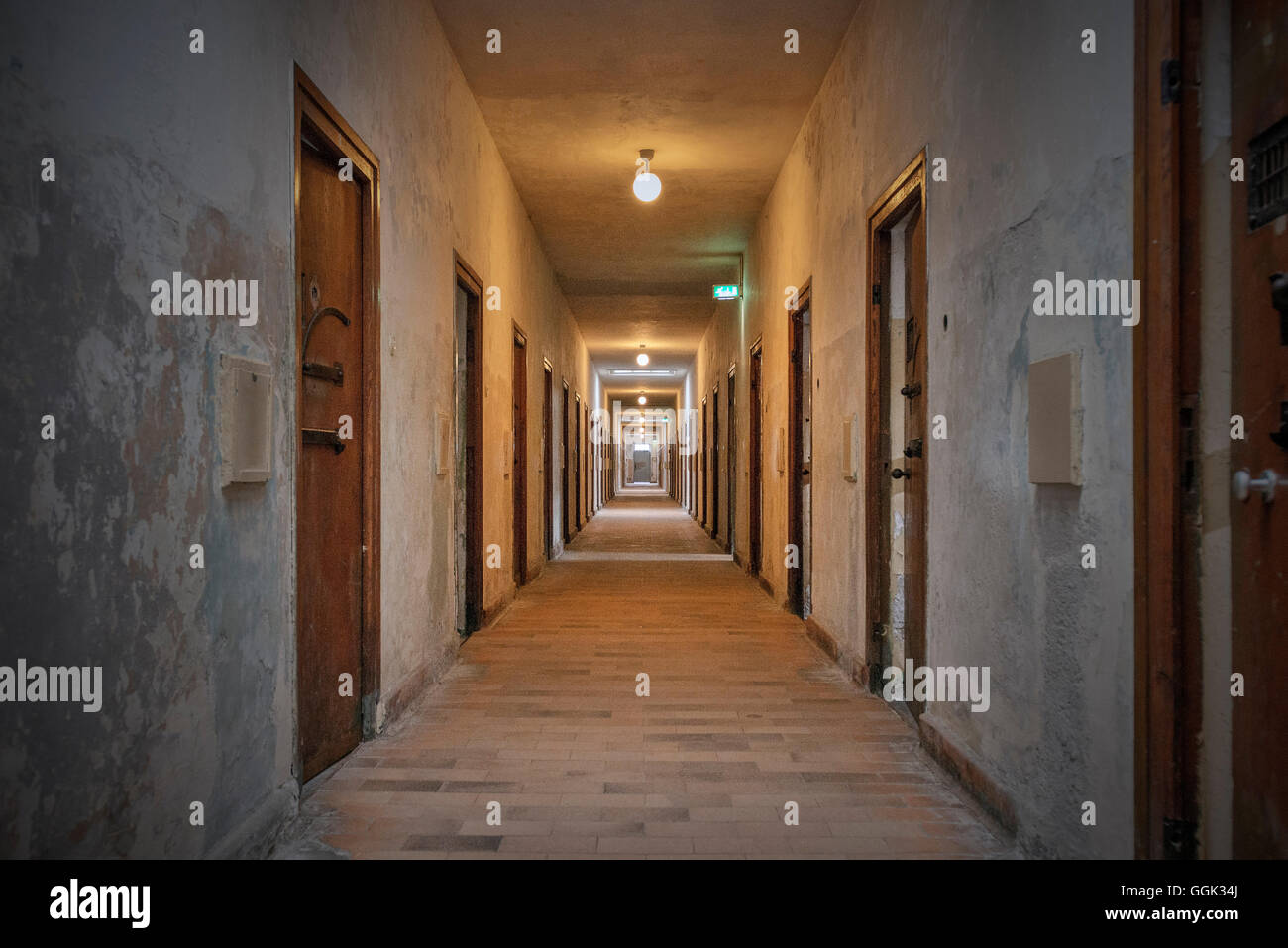 Flur mit Gefängniszellen in KZ-Gedenkstätte Dachau, Upper Bavaria, Bavaria, Germany Stockfoto