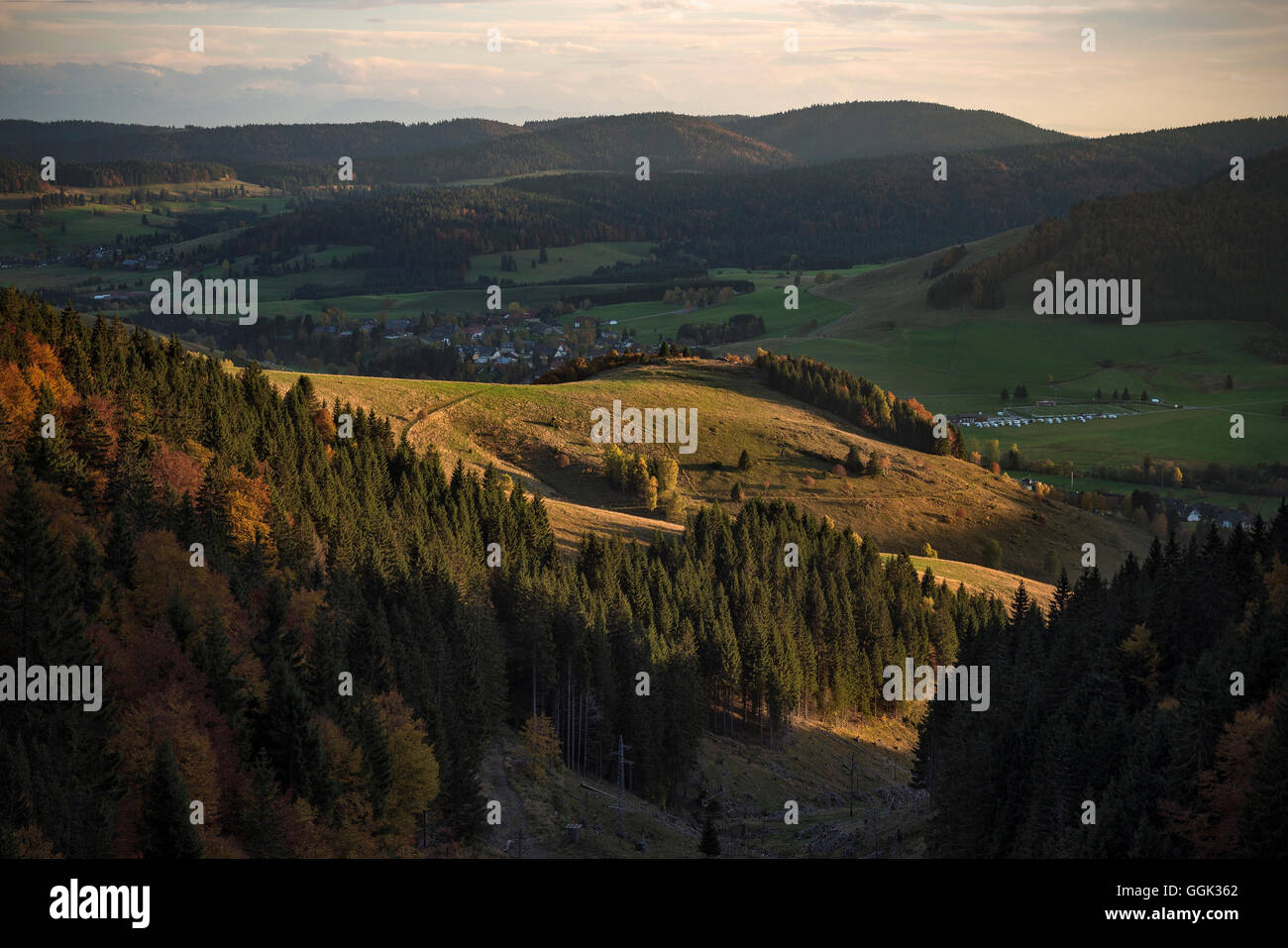 Blick auf ein typisches Dorf in der Nähe von Bernau Im Schwarzwald, Schwarzwald, Baden-Württemberg, Deutschland Stockfoto