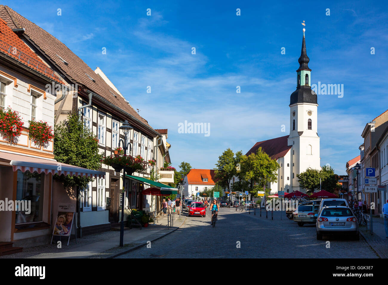 Kirchplatz mit Kirche von St. Nicolai, Lübbenau, Spreewald, UNESCO-Biosphärenreservat, Brandenburg, Deutschland, Europa Stockfoto