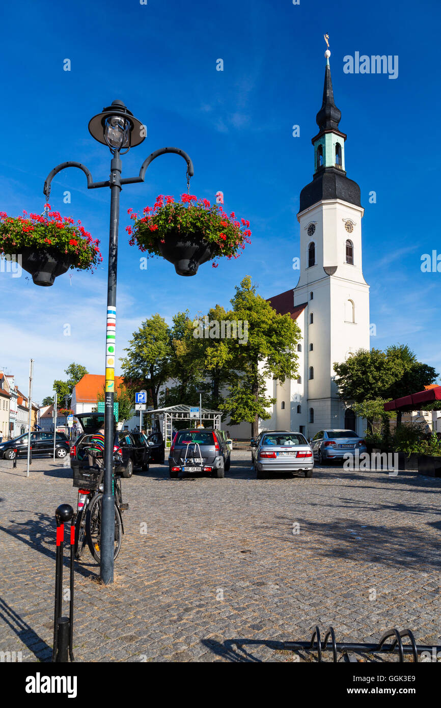 Kirchplatz mit Kirche von St. Nicolai, Lübbenau, Spreewald, UNESCO-Biosphärenreservat, Brandenburg, Deutschland, Europa Stockfoto