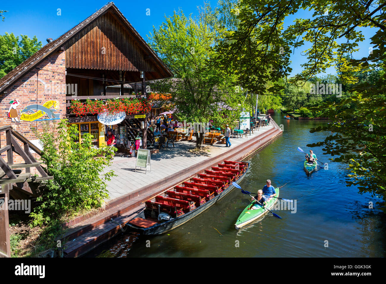 Kajaking an einem Fluss in den Spreewald, UNESCO-Biosphärenreservat, Lehde, Lübbenau, Brandenburg, Deutschland, Europa Stockfoto