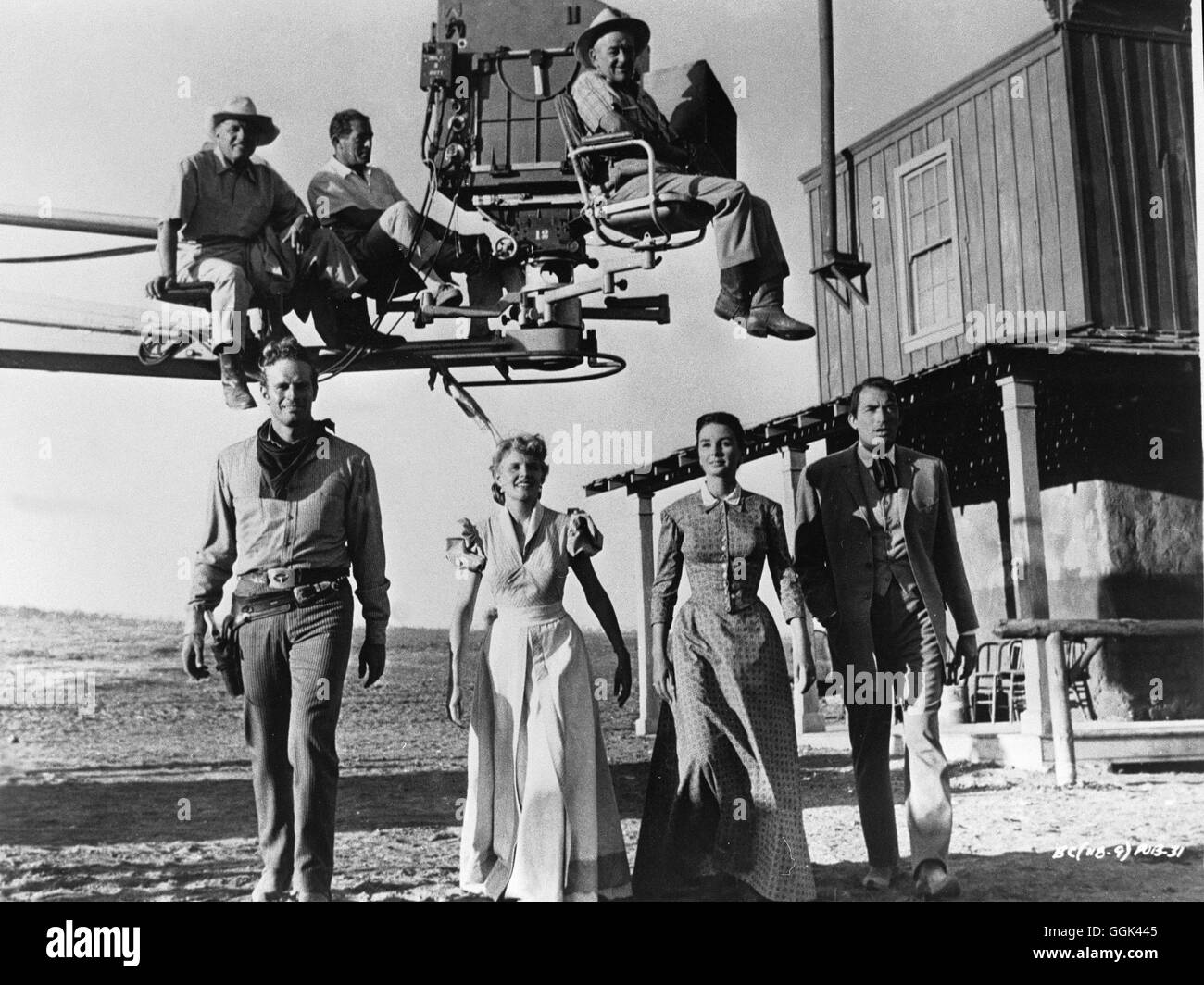 HAUPTGESTALTEN LAND / das große Land USA 1958 / William Wyler bin gesetzt: der Regisseur WILLIAM WYLER (am Kamerakran), Steve Leech (CHARLTON HESTON), Patricia Terrill (CARROLL BAKER), Julie Maragon (JEAN SIMMONS), James McKay (GREGORY PECK)-Regie: William Wyler aka. Das große Land Stockfoto