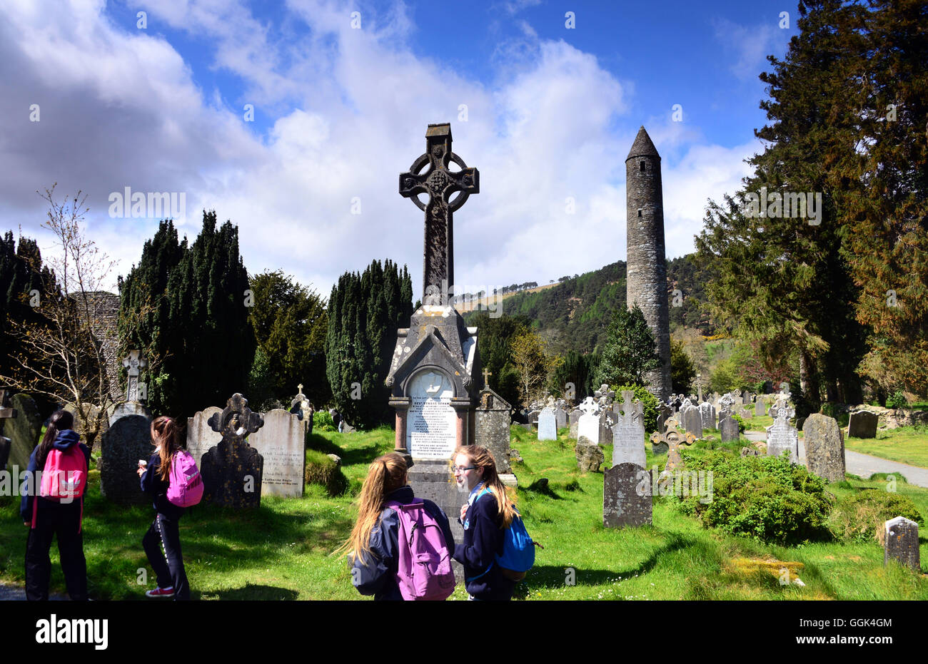 Friedhof mit Keltenkreuz, Glendalough in den Wicklow Mountains, südlich von Dublin, County Wicklow, Ireland Stockfoto
