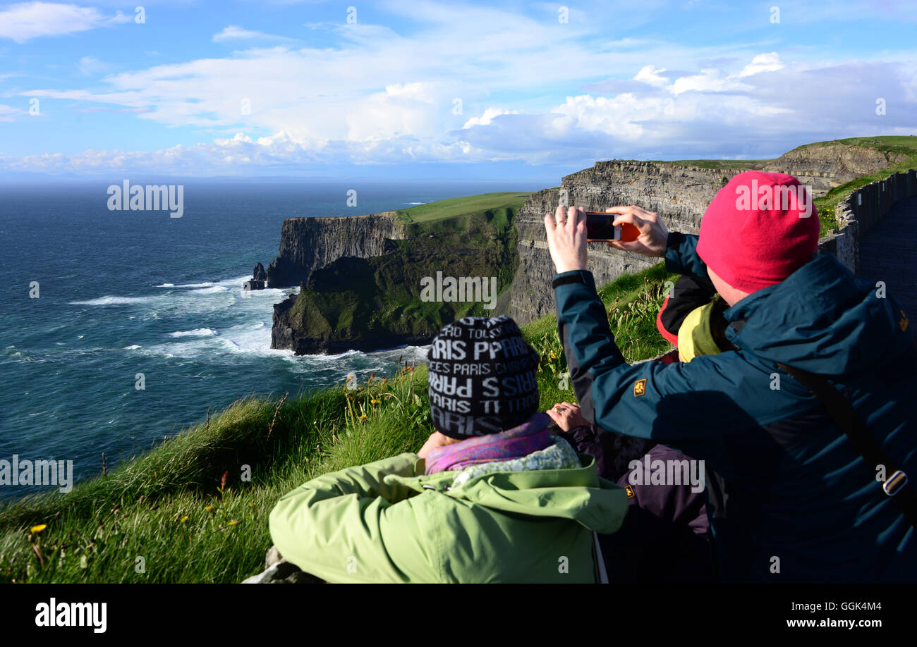 Menschen fotografieren bei Cliffs of Moher, Clare, Westküste Irlands Stockfoto
