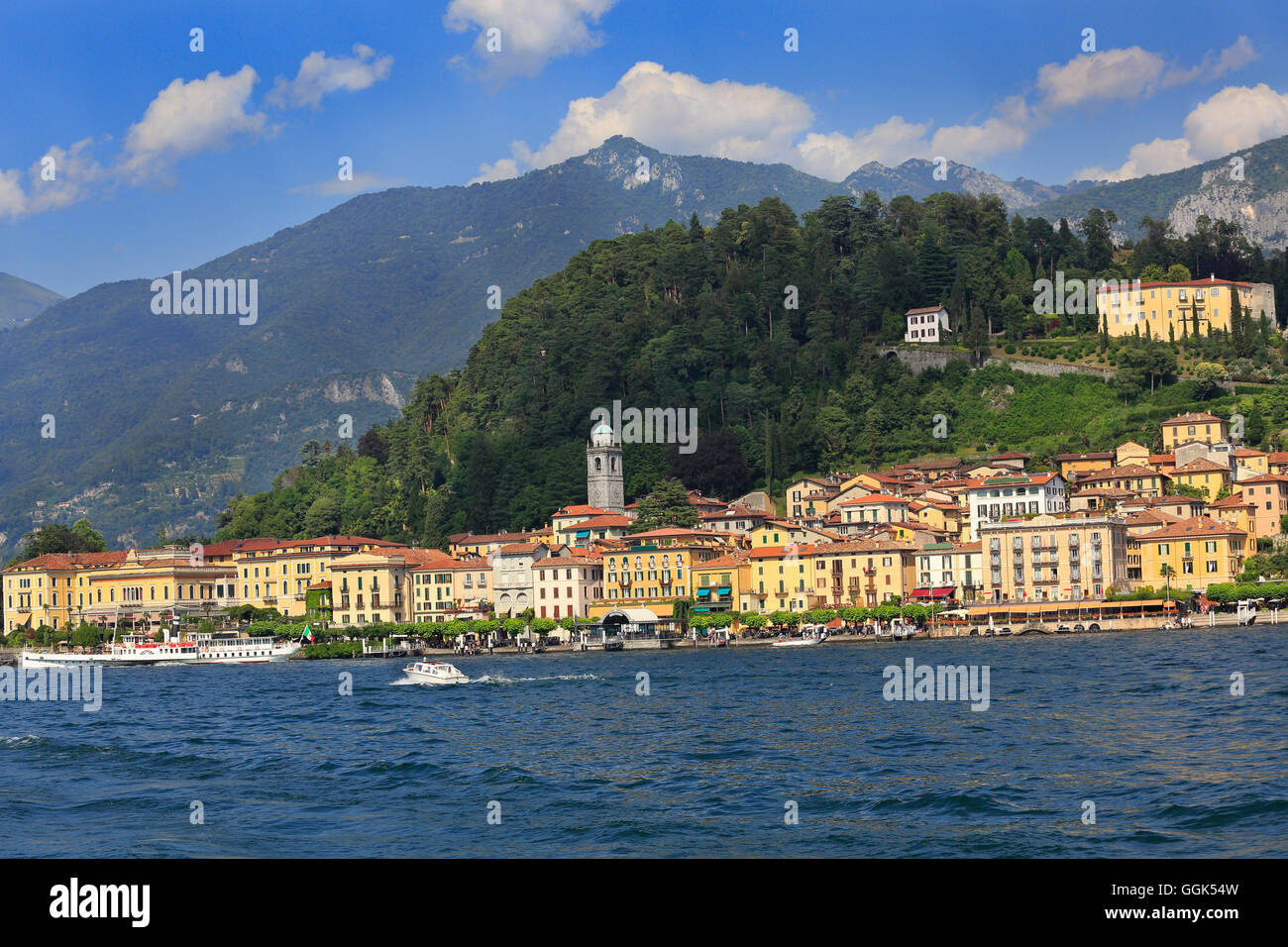 Blick auf die Küstenlinie von Bellagio, Comer See, Italien Stockfoto