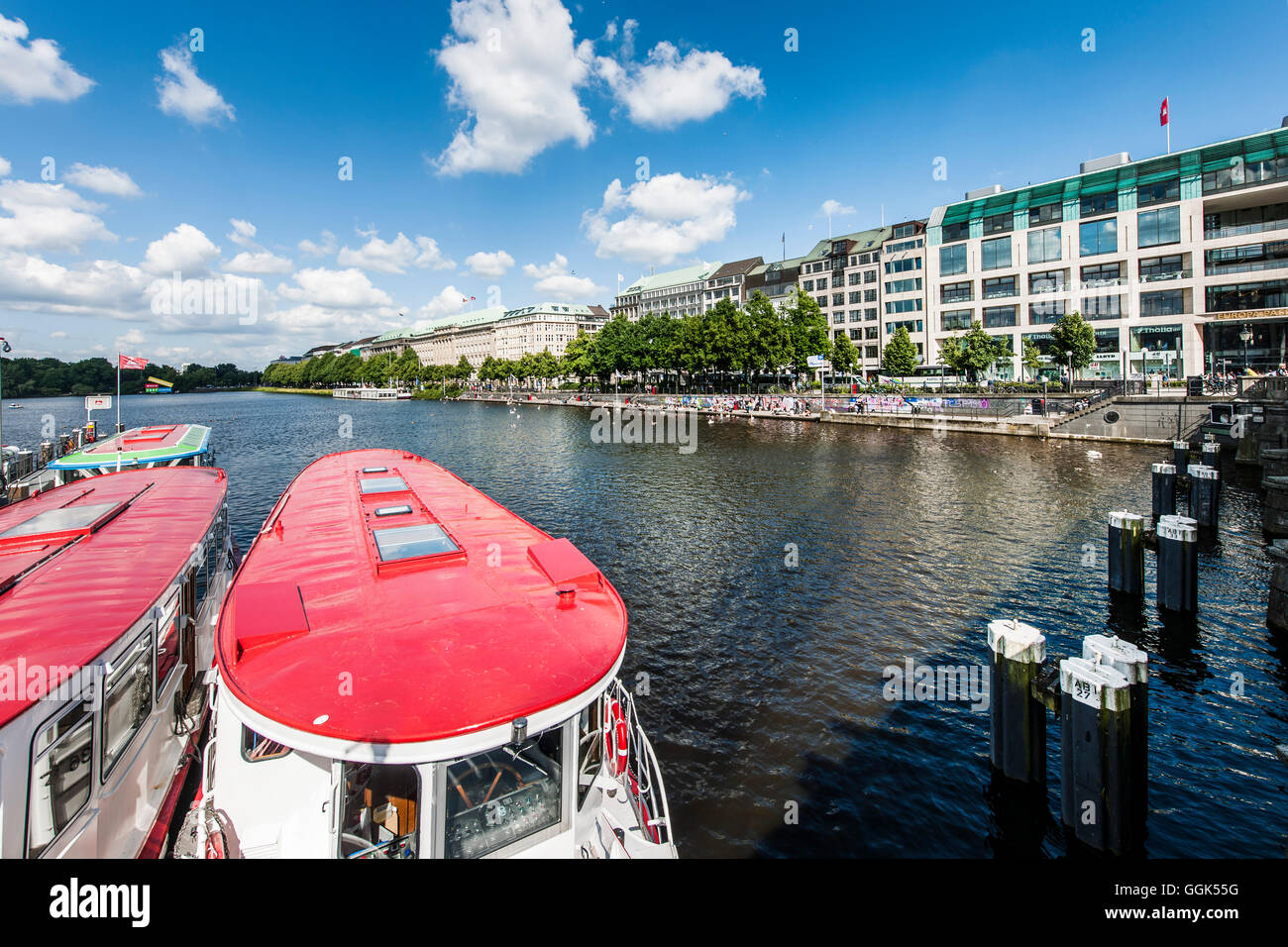 Ausflugsboote auf See Binnenalster, Terrasse Jungfernstieg, Hamburg, Deutschland Stockfoto