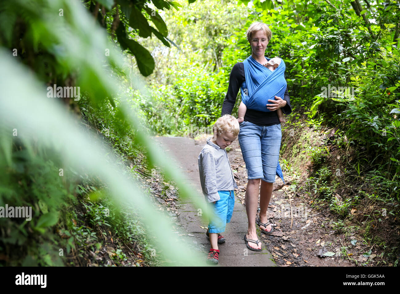 Wandern mit ihren Kindern Mutter, baby, 5 Monate, wickeln, Baby-Tragetuch, Sohn 3 Jahre alt, tropischer Regenwald, Wandern, Familienreisen in A Stockfoto
