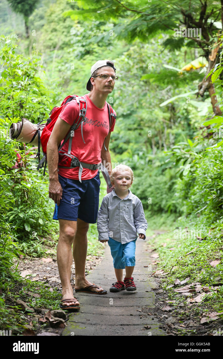 Vater mit seinem Sohn, junge 3 Jahre alt, tropischer Regenwald, Wandern zu Fuß, Familienreisen in Asien, elterliche verlassen, Deutsch, Europ Stockfoto