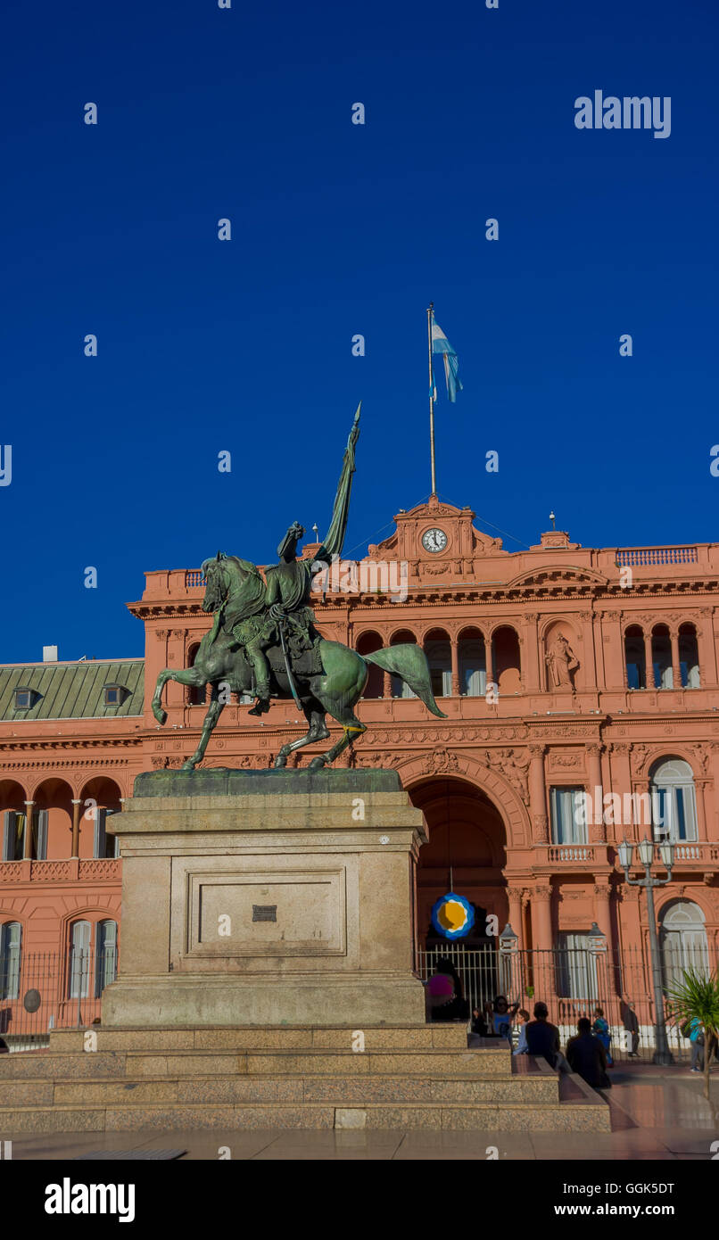 BUENOS AIRES, Argentinien - 2. Mai 2016: Statue von der general Manuel Belgrano vor dem rosa Haus, befindet sich an der Plaza de mayo Stockfoto