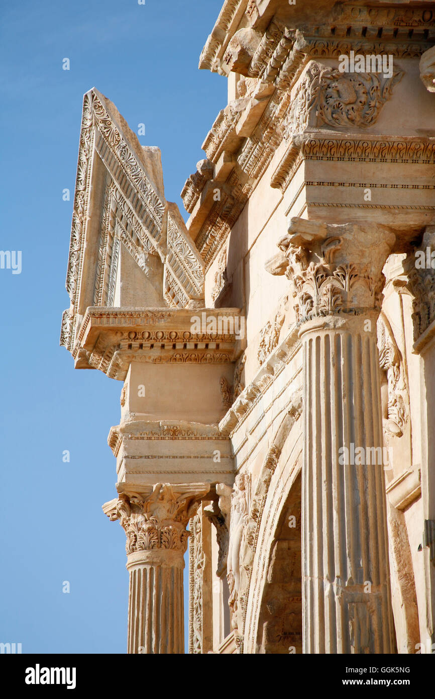 Säulen der Bogen des Septimius Severus in den Ruinen von Leptis Magna, in der Nähe von Khoms, Tripolitanien, Libyen, Afrika Stockfoto