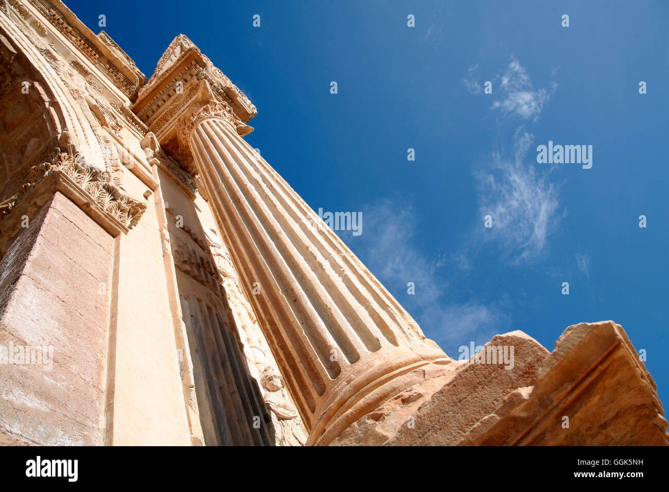 Säulen der Bogen des Septimius Severus in den Ruinen von Leptis Magna, in der Nähe von Khoms, Tripolitanien, Libyen, Afrika Stockfoto