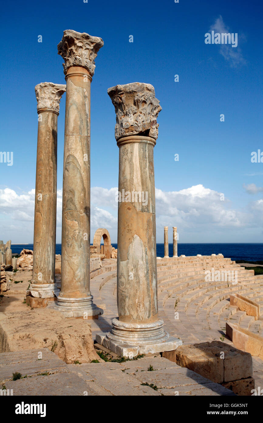 Das Theater an den Ruinen von Leptis Magna mit Blick auf das Mittelmeer, in der Nähe von Khoms, Tripolitanien, Libyen, Afrika Stockfoto