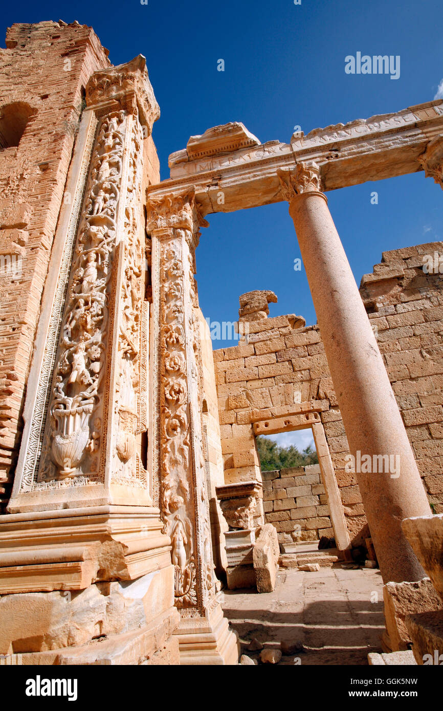 Detail der Gravuren auf einer Säule in den Ruinen von Leptis Magna, in der Nähe von Khoms, Tripolitanien, Libyen, Afrika Stockfoto