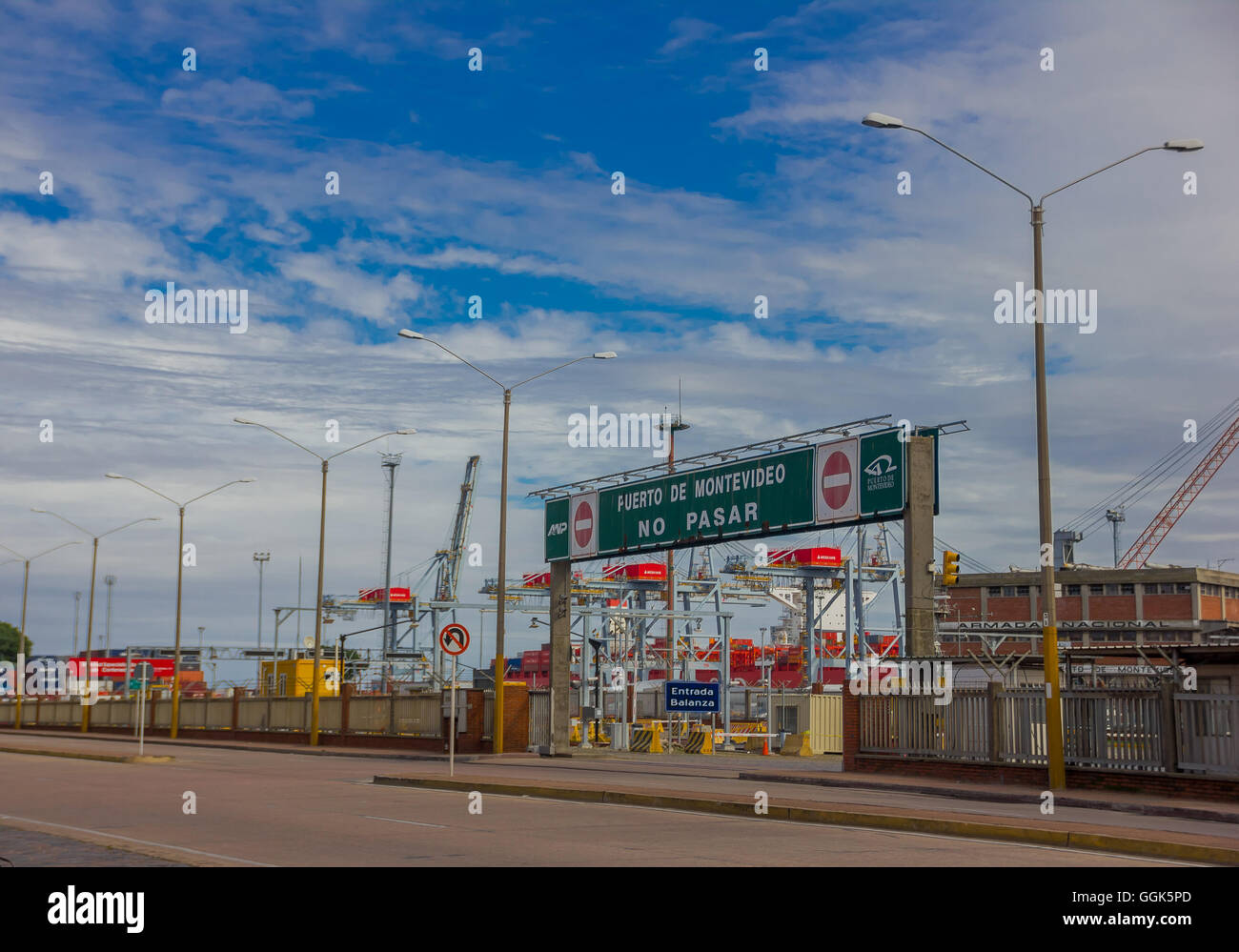 MONTEVIDEO, URUGUAY - 4. Mai 2016: der Hafen von Montevideo ist einer der wichtigsten Häfen in Uruguay und in Südamerika Stockfoto