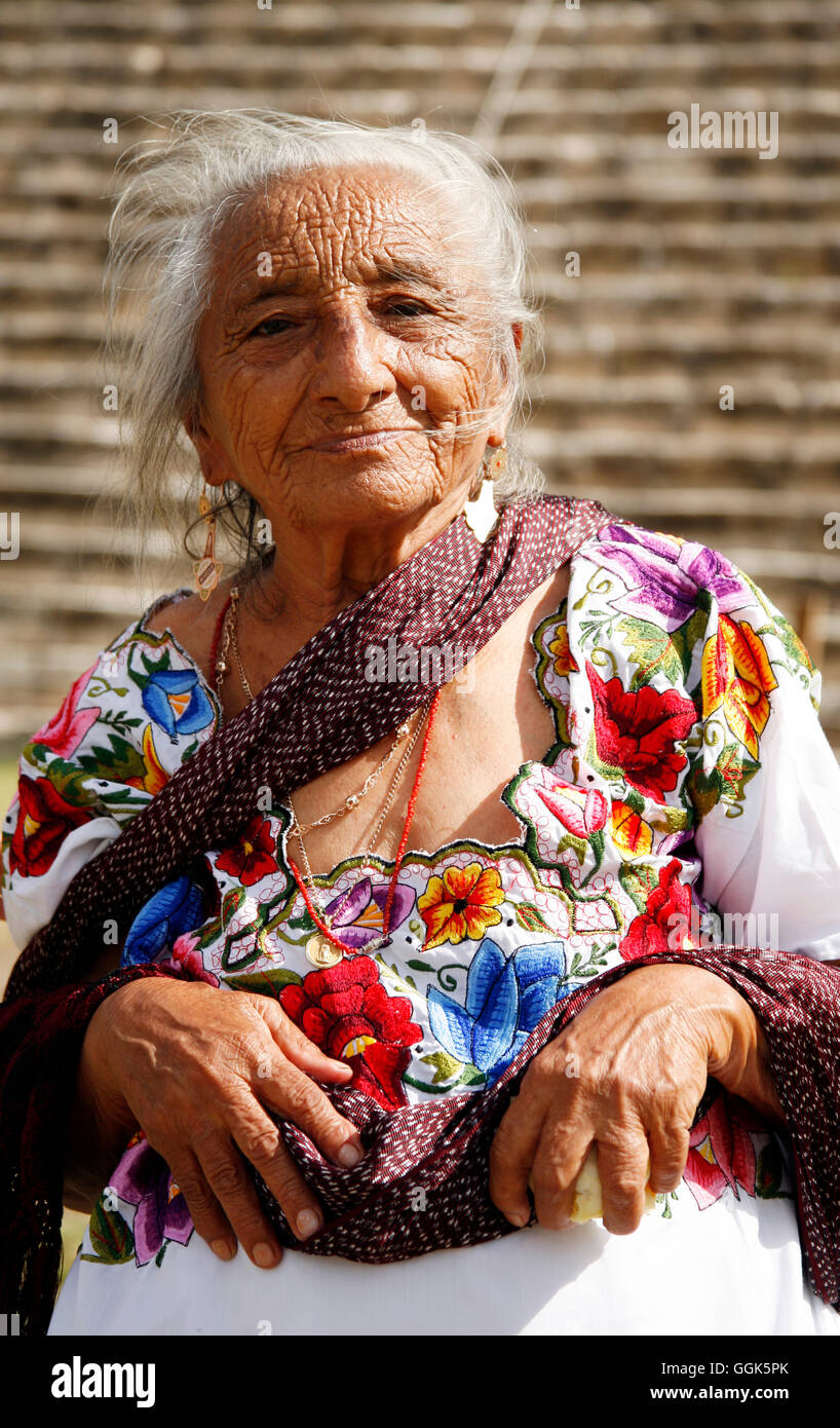 Portrait einer älteren Frau Maya-Nachkomme, Chichen Itza, Yucatan, Mexiko, Mittelamerika Stockfoto