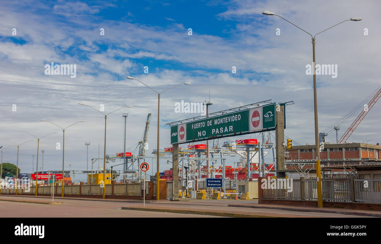 MONTEVIDEO, URUGUAY - 4. Mai 2016: Einfahrt Hafen Montevideos, es befindet sich in Rio De La Plata und es ist sehr wichtig Transitzone für den Mercosur Stockfoto