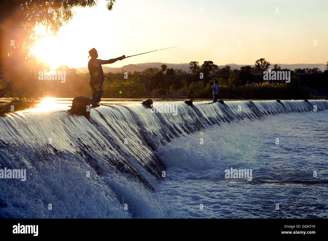 Staudamm von Parry Creek Road über den Ord River bei Sonnenuntergang mit Menschen Angeln, in der Nähe von Kununurra, Western Australia, Australien Stockfoto