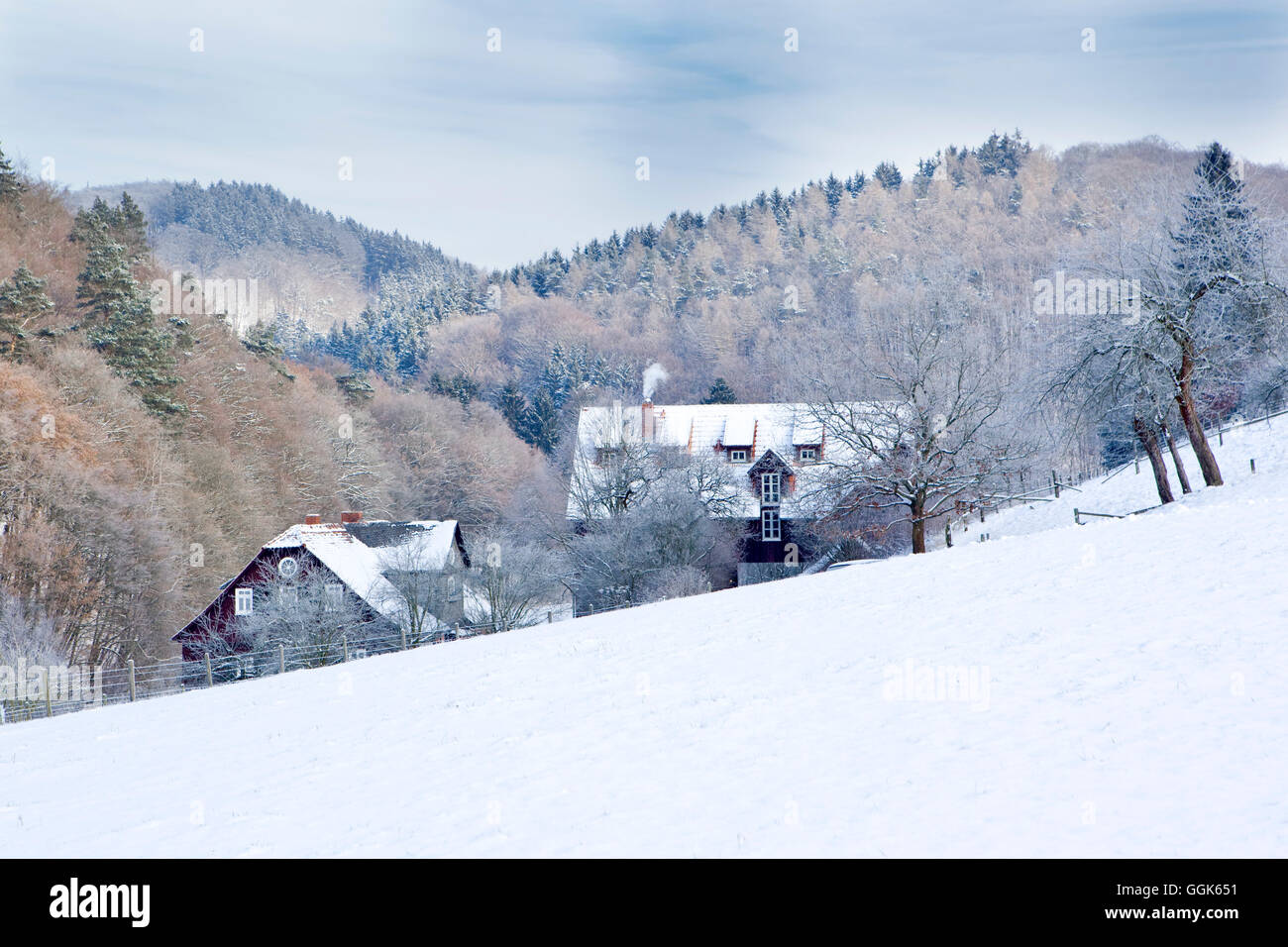 Idyllische Winterszene mit Kuchenmuehle Wassermühle im Schnee im Lengeltal Tal im Nationalpark Kellerwald-Edersee, Frankenau, Stockfoto