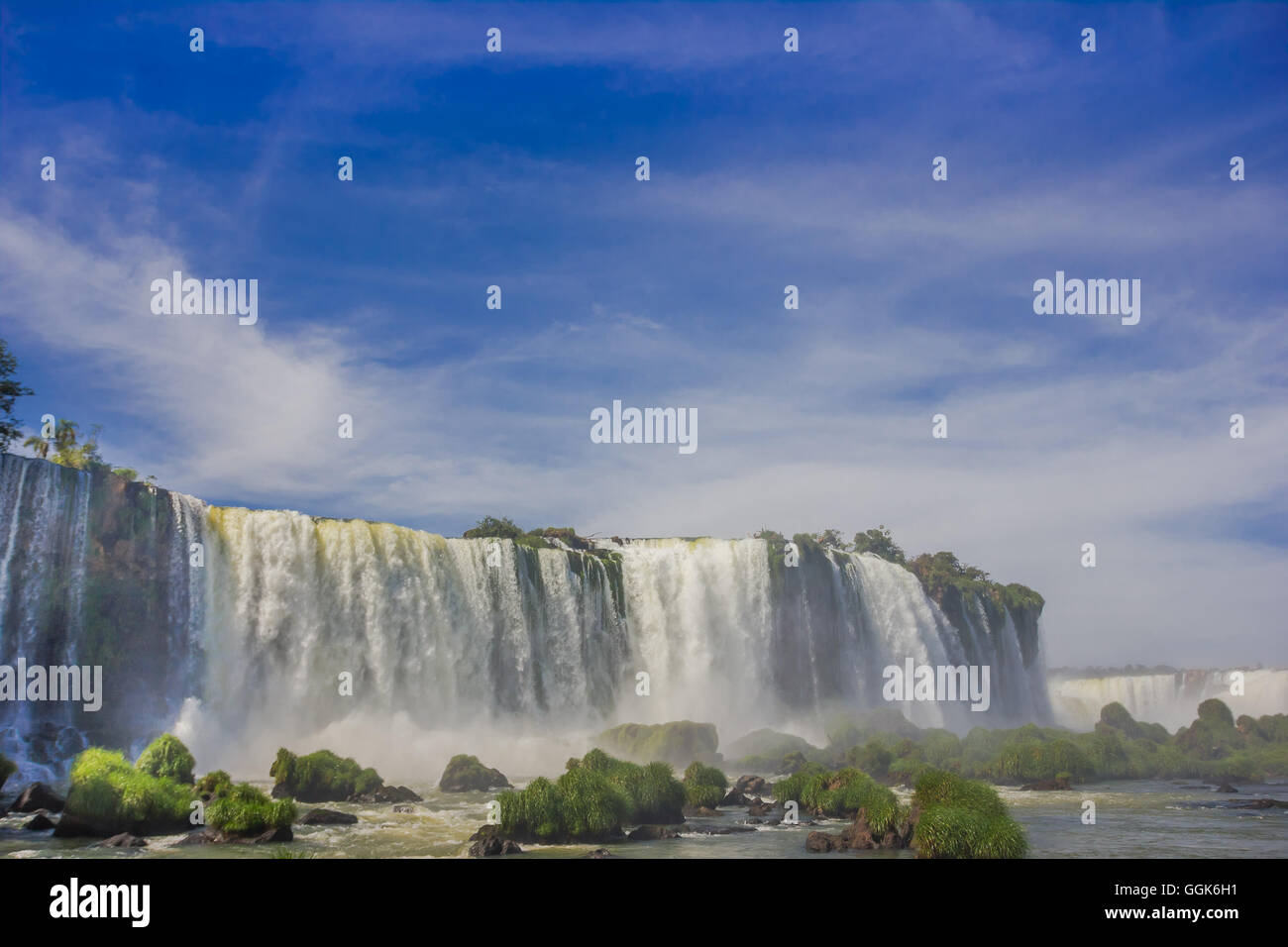 IGUAZU, Brasilien - 14. Mai 2016: schöne Aussicht von der Unterseite der Wasserfälle von der brasilianischen Seite Stockfoto