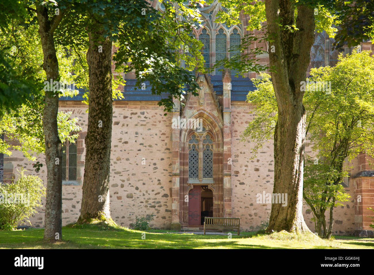 Zwei große Bäume umrahmen den Eingang an der Kirche in Haina Kloster, Haina, Hessen, Deutschland, Europa Stockfoto