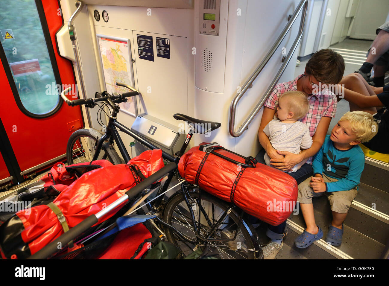 Mutter Und Kinder (1-4 Jahre) sitzen auf Schritte in einem Zug, Uckermark, Brandenburg, Biosphärenreservat Schorfheide-Chorin, Germa Stockfoto