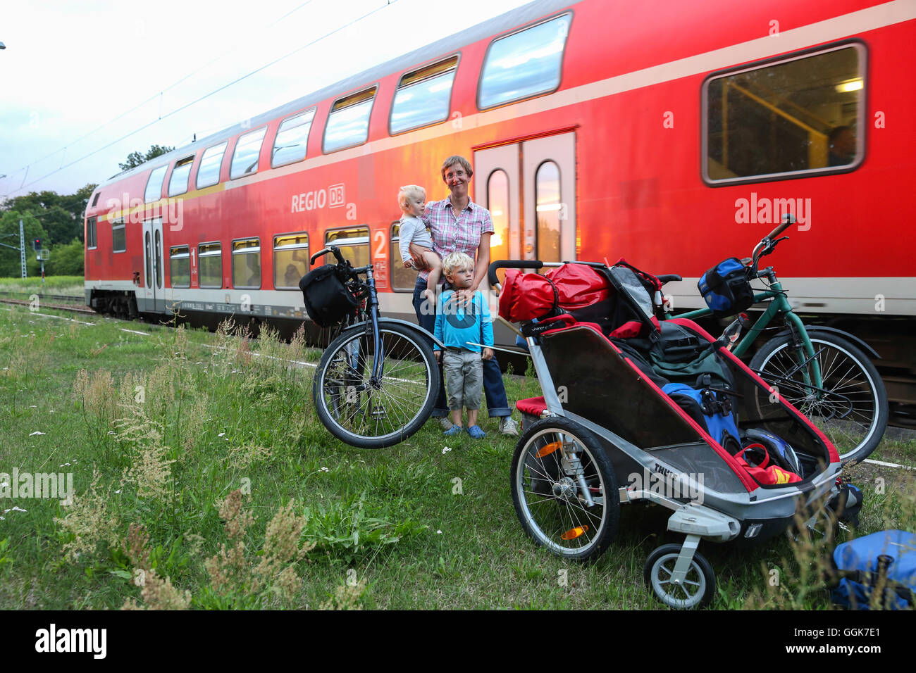 Mutter und zwei Kinder (1-4 Jahre) neben einem Zug, Milmersdorf, Uckermark, Brandenburg, Biosphärenreservat Schorfheide-Chorin, G Stockfoto