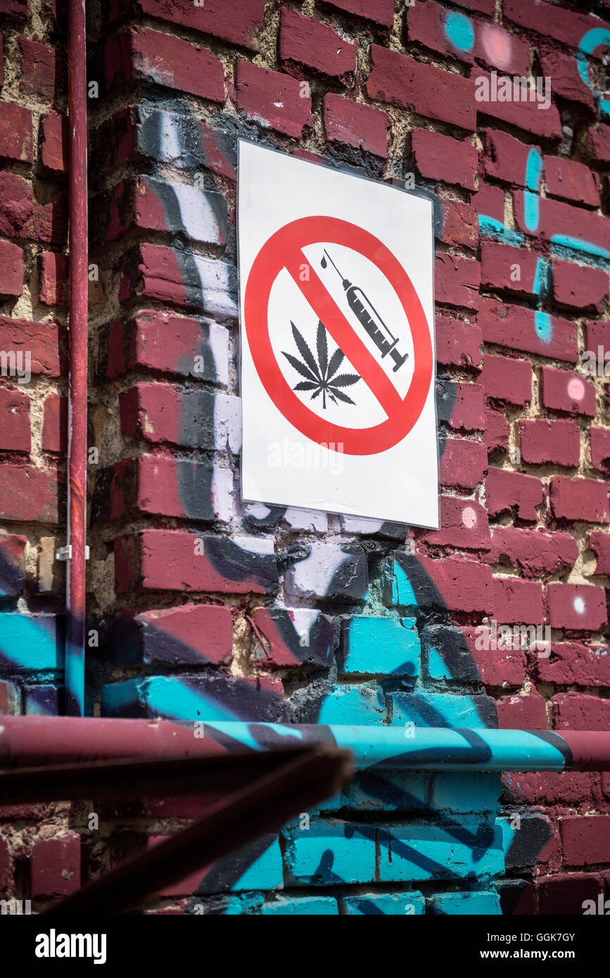 Verbotszeichen für Drogenkonsum an eine Wand gesprüht mit Graffiti in Berlin Friedrichshain, Berlin, Deutschland Stockfoto