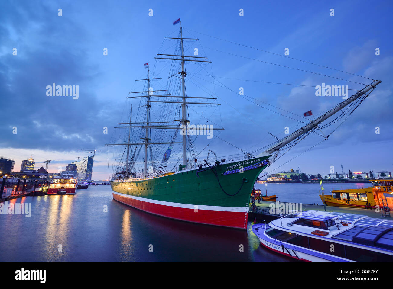 Fluss Elbe mit Museum Schiff Rickmer Rickmers und Elbphilharmonie im Hintergrund, Landungsbrücken, Hamburg, Deutschland Stockfoto