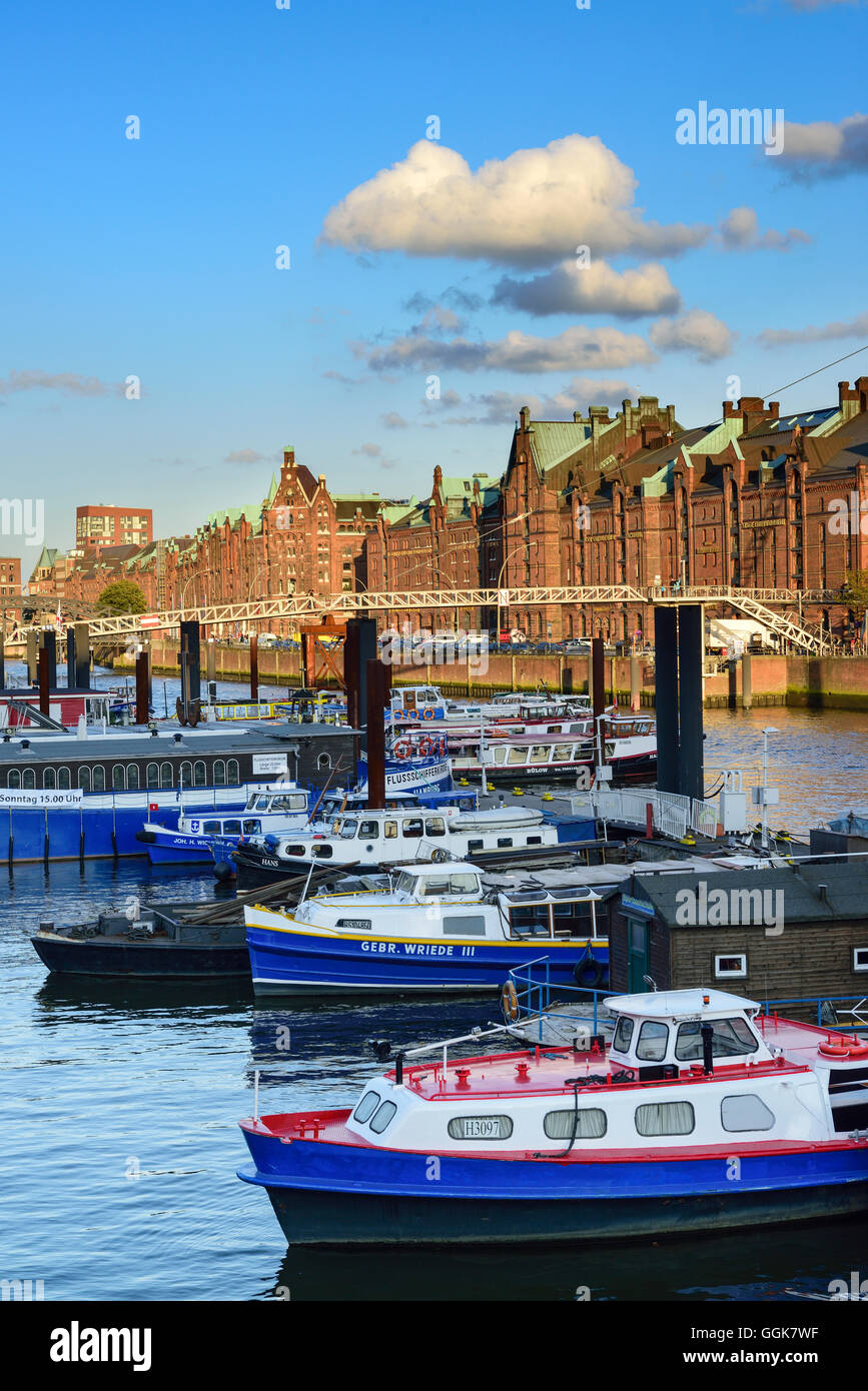 Schiffe im Binnenhafen mit alten und modernen Gebäuden des alten Lagers district, Warehouse District, Speicherstadt, Hamburg, Ge Stockfoto