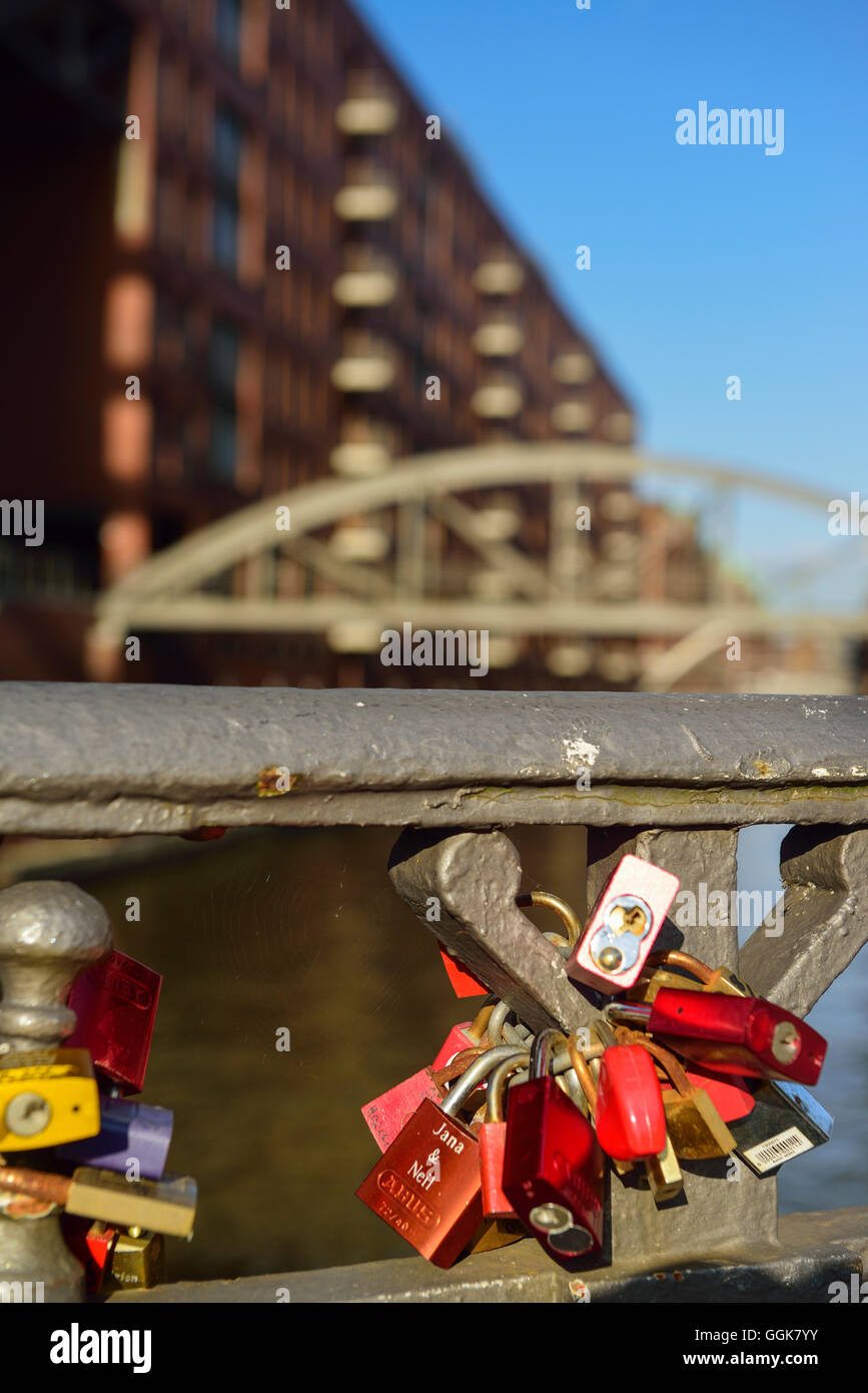 Liebesschlösser auf einer Brücke, Kehrwiderspitze, Warehouse District, Speicherstadt, Hamburg, Deutschland Stockfoto