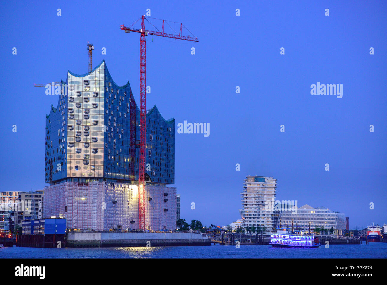 Elbphilharmonie und Marco Polo Tower, Hafencity, Hamburg, Deutschland Stockfoto