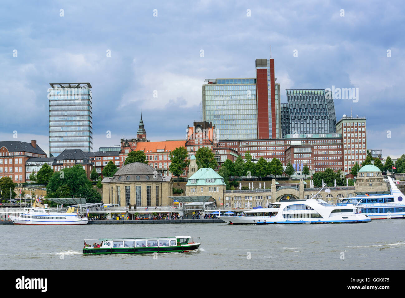 Fluss Elbe mit St. Pauli-Landungsbrücken und Wolkenkratzern in den Hintergrund, Landungsbrücken, Hamburg, Deutschland Stockfoto