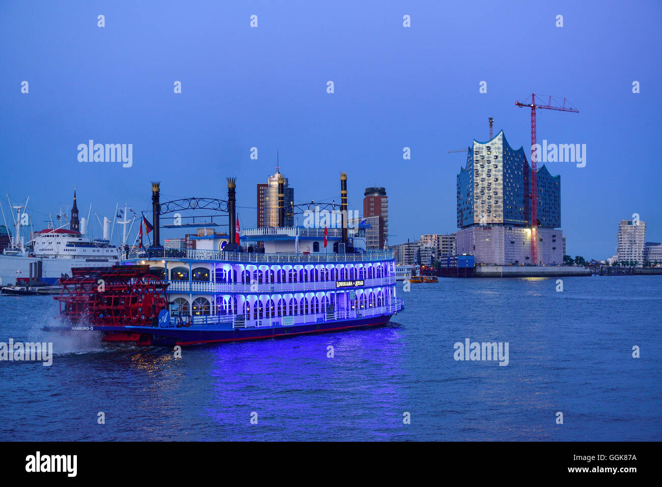 Beleuchtete Paddel Schiff Louisiana Star Segeln auf der Elbe in Richtung Kehrwiderspitze und Elbphilharmonie, Hamburg, Deutschland Stockfoto