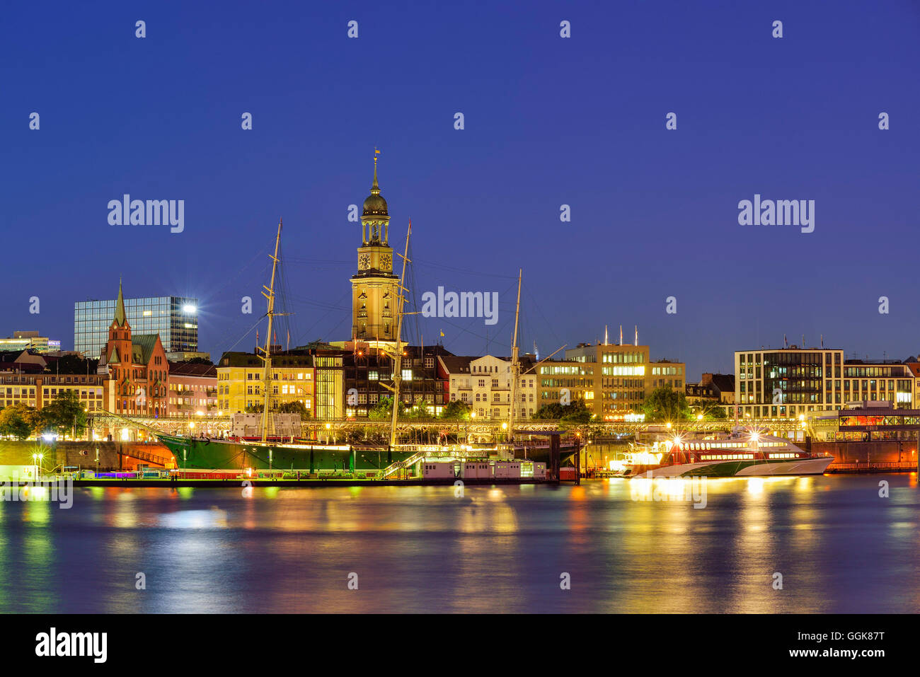 Fluss Elbe mit Museum Schiff Rickmer Rickmers und Kirche St. Michaelis, Michel, im Hintergrund, in der Nacht, Hamburg, Deutschland Stockfoto