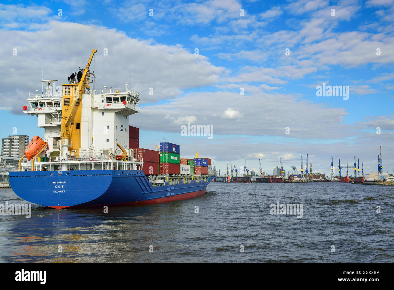 Container-Schiffe auf der Elbe in Richtung Hafen von Hamburg, Fluss Elbe, Hamburg, Deutschland Stockfoto