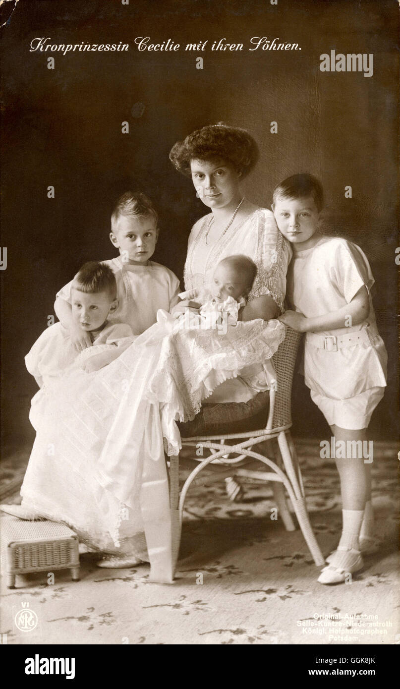 Kronprinzessin Cecilie von Preußen Mit Ihren Söhnen Prinz Wilhelm (Rechts) Und Prinz Louis Ferdinand (2.v.l.), Prinz Hubertus ("Links") Und Dem Baby Prinz Friedrich von Preußen - 1911 Preußen Stockfoto