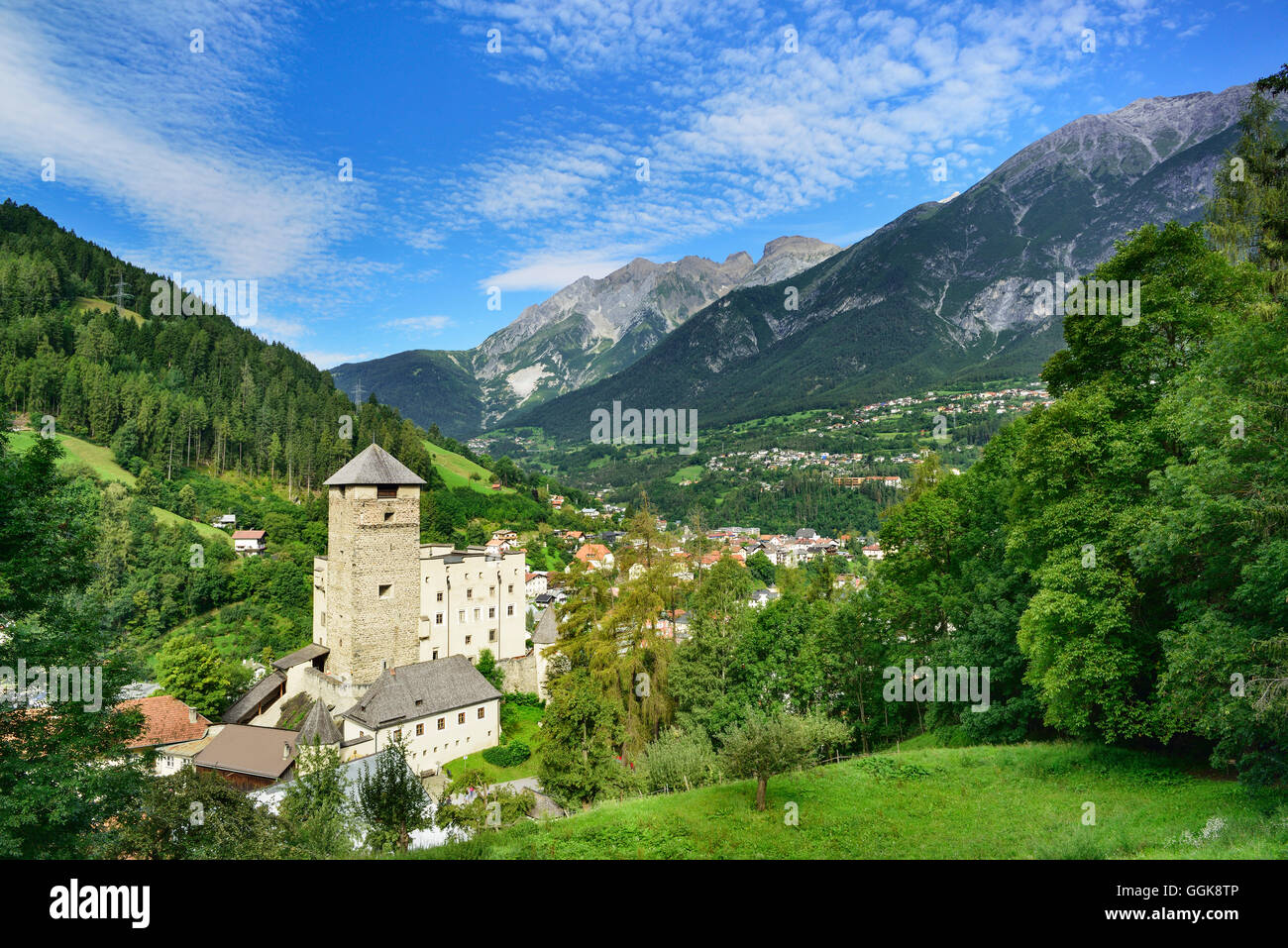 Landeck Schloss mit Lechtaler Alpen im Hintergrund, Landeck, Tirol, Österreich Stockfoto