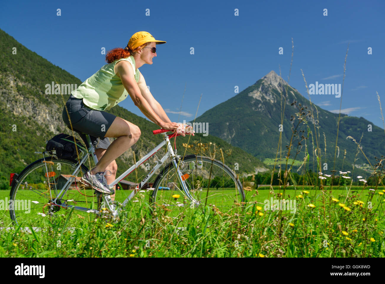 Frau Radfahren am Inn-Radweg, Tschirgant in Hintergrund, Mils, Tirol, Österreich Stockfoto