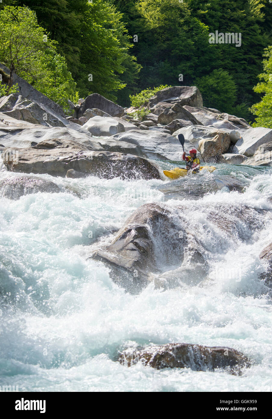 Kajakfahrer in» Luzifer «auf das kristallklare Wasser der Verzasca, Tessin, Schweiz Stockfoto